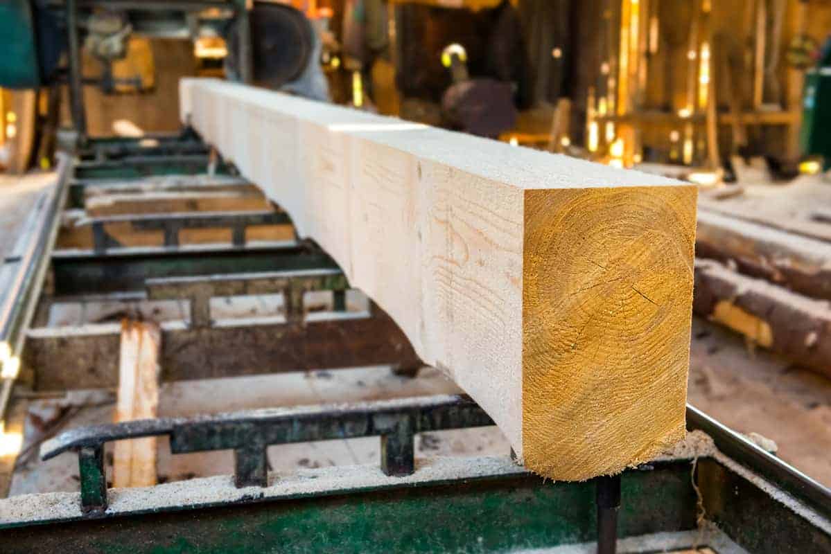 Przygotowanie konstrukcyjnego drewna w tartaku