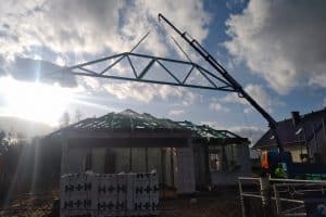 montaż wiązarów na dachu mgdachy